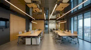 ofis projesinde açık ofiiste kullanılmış mimari ayna gergi tavan ve led aydınlatma görseli